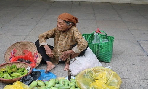 Chùm ảnh: Những người phụ nữ mải miết mưu sinh trên phố