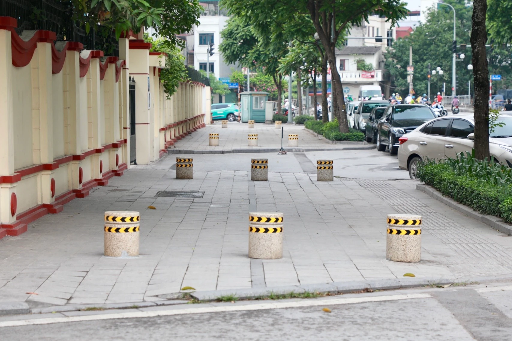 Hà Nội: Đặt trụ đá trên vỉa hè, dư luận phản ứng thế nào?