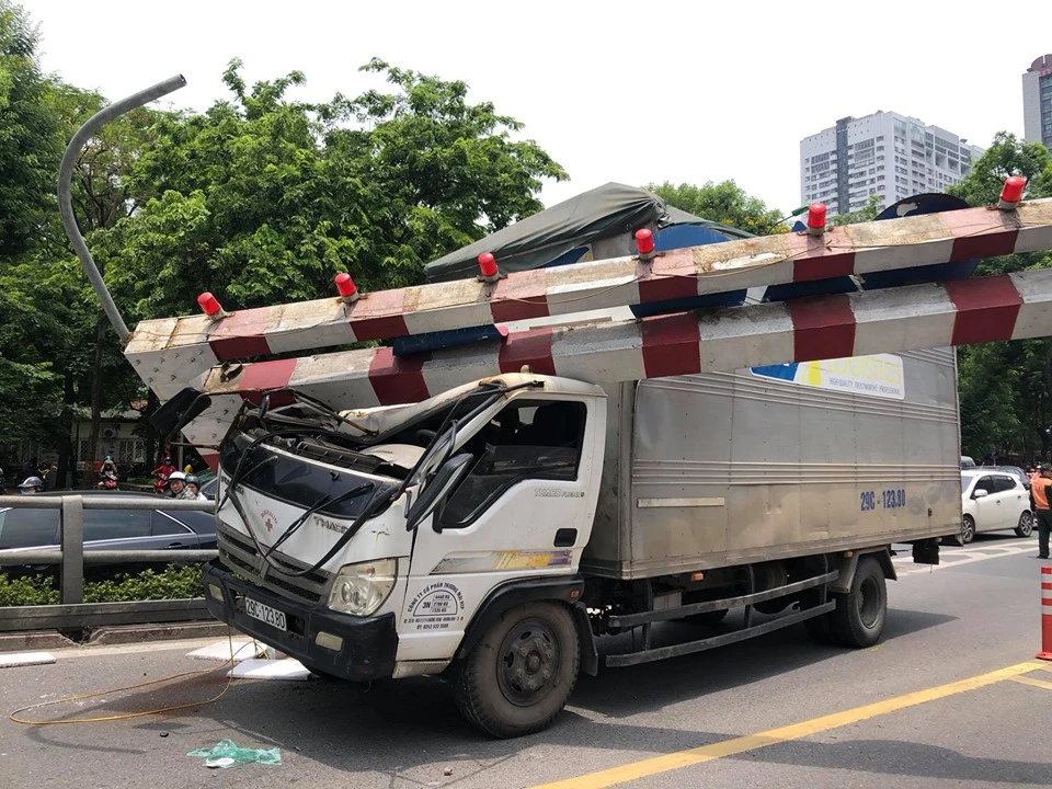 Xe tải móp đầu vì đâm thanh giới hạn chiều cao trên cầu