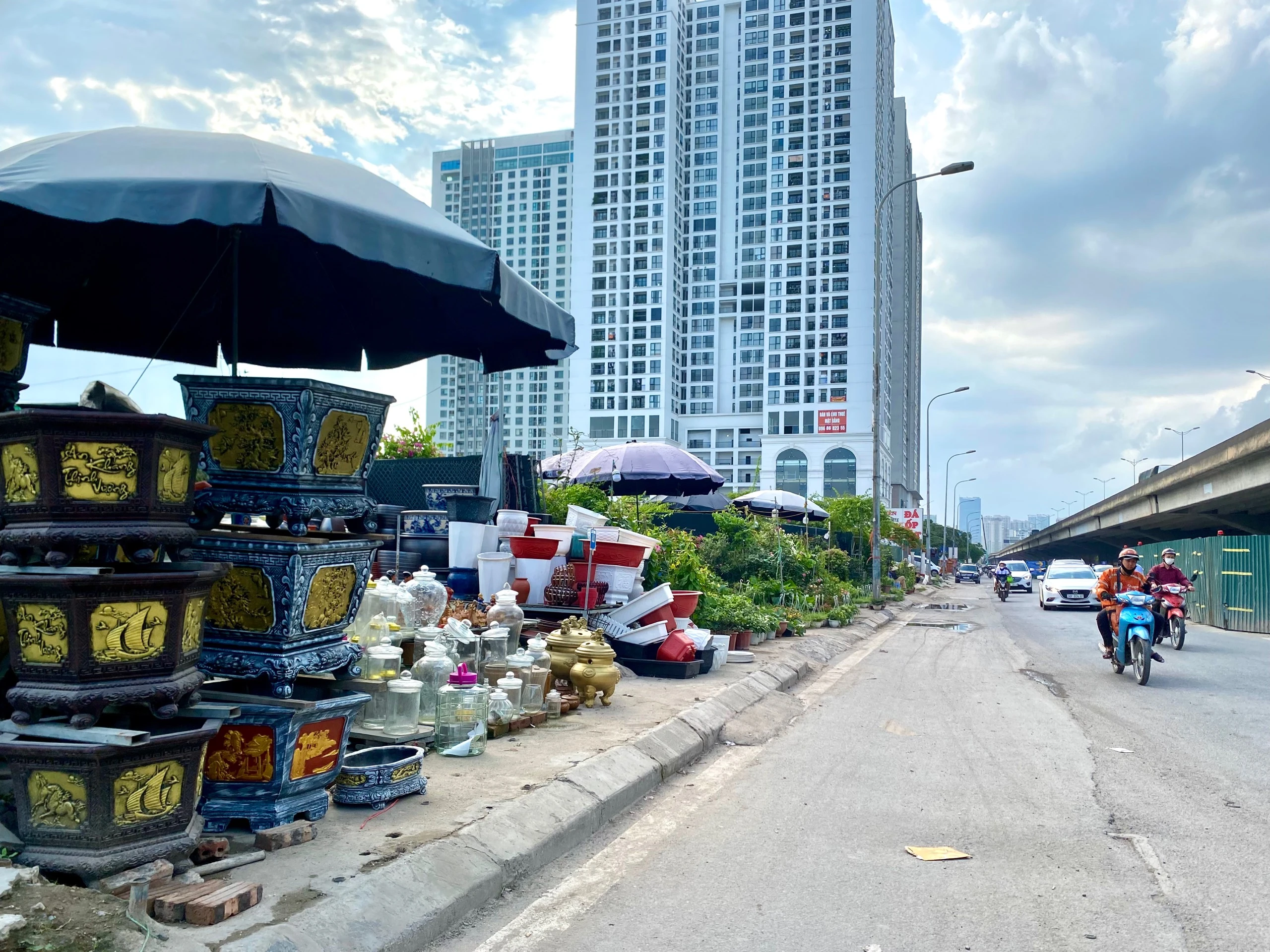 Hà Nội: Muôn kiểu lấn chiếm lòng đường, vỉa hè trên đường Nguyễn Xiển 
