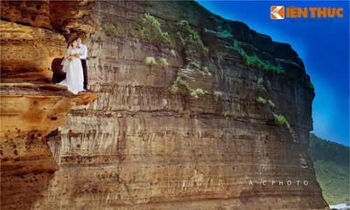 Cặp đôi leo hang hốc Lý Sơn chụp ảnh cưới ấn tượng