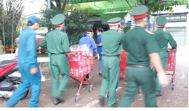 Video: Trẻ em vui mừng khi được chú bộ đội tặng lồng đèn