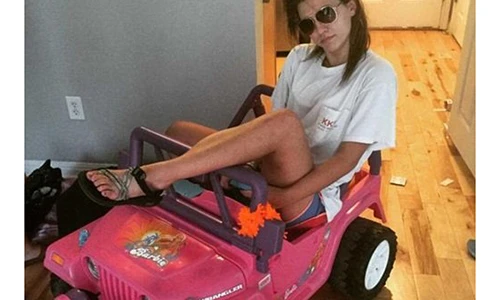 Gái xinh “chơi trội” cưỡi ô tô đồ chơi đi học