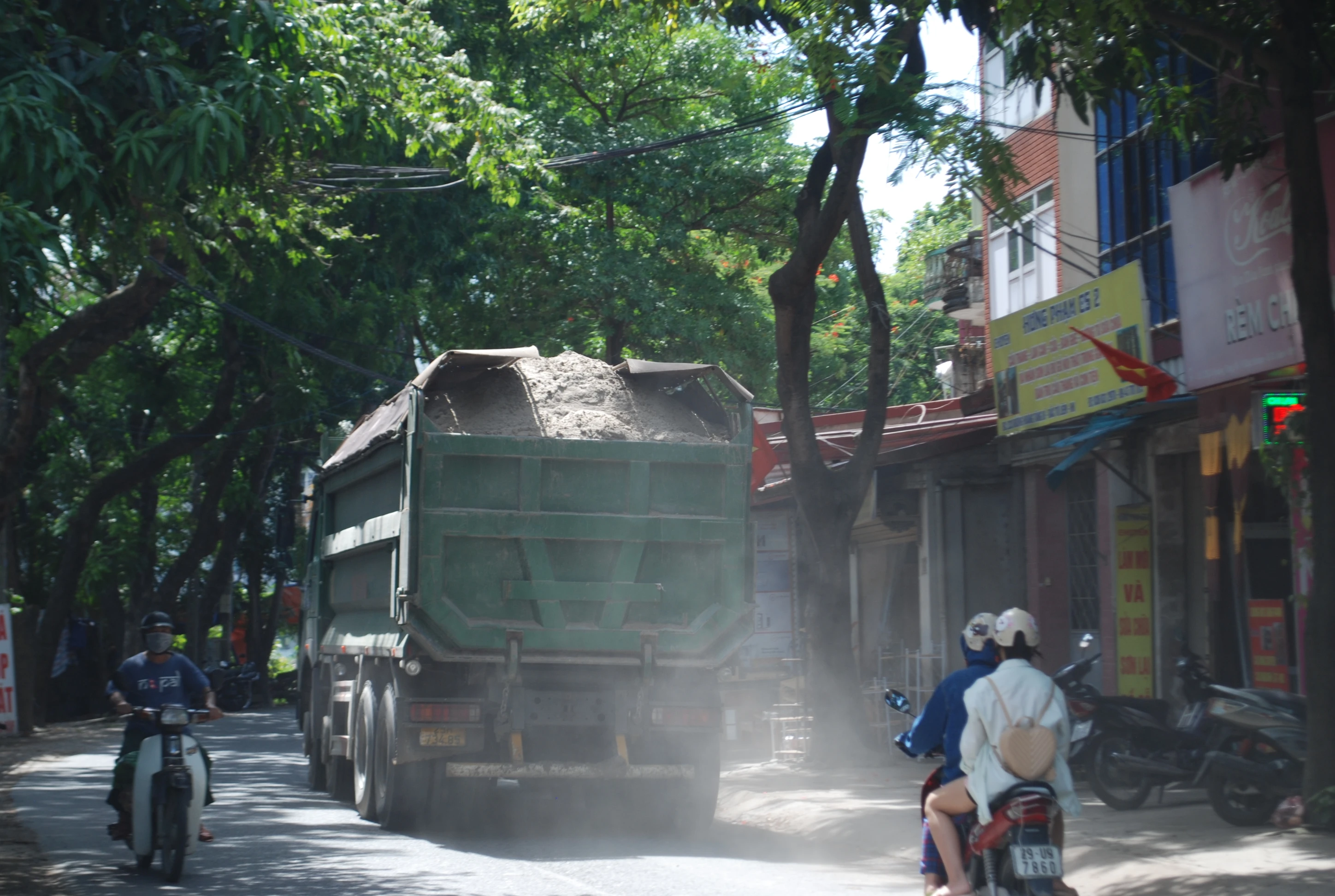 Hà Nội: Dân "kêu trời" vì xe quá tải hoành hành 