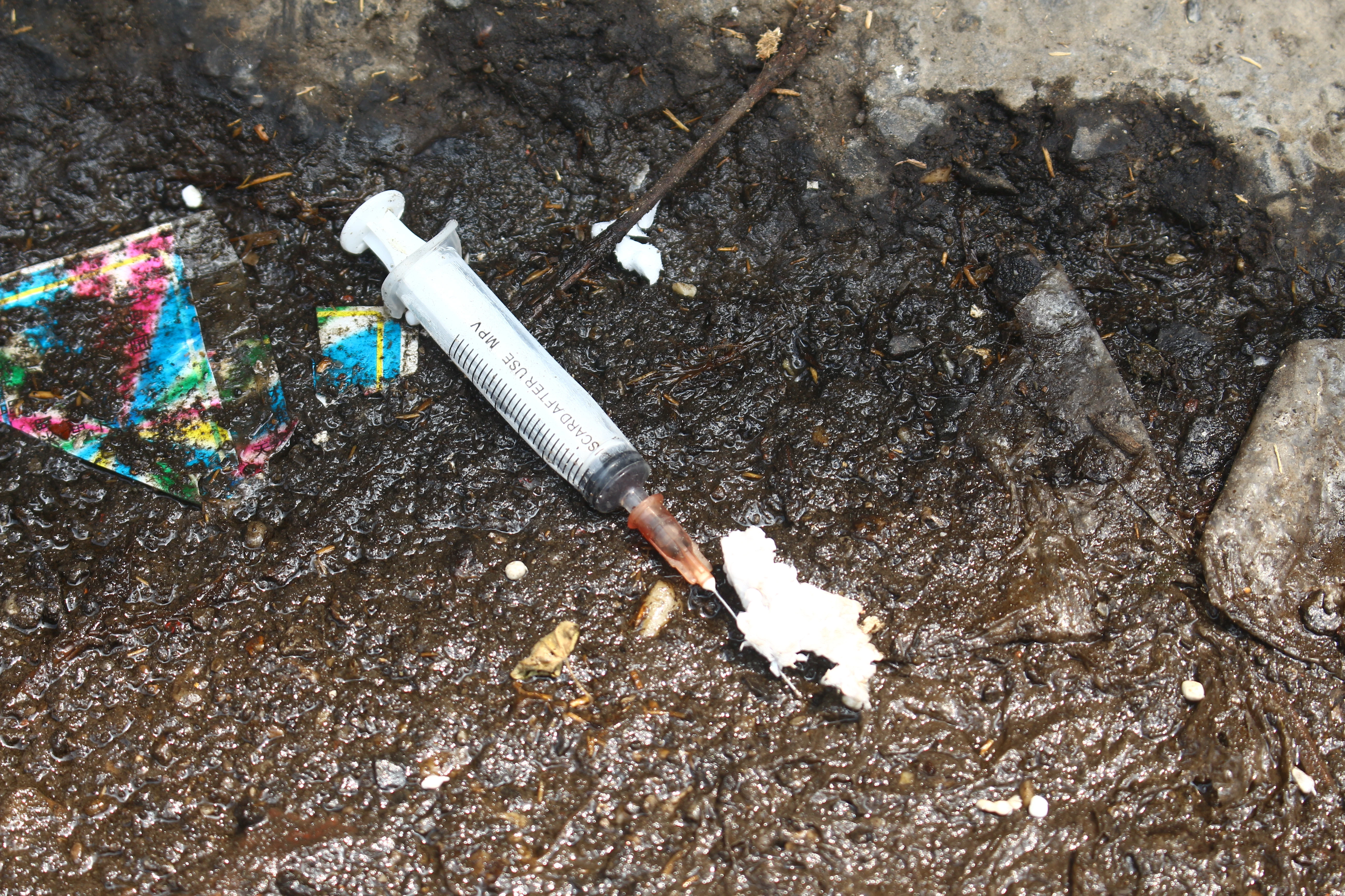 Ảnh: Kinh hãi phố Gầm Cầu nhan nhản kim tiêm dính máu