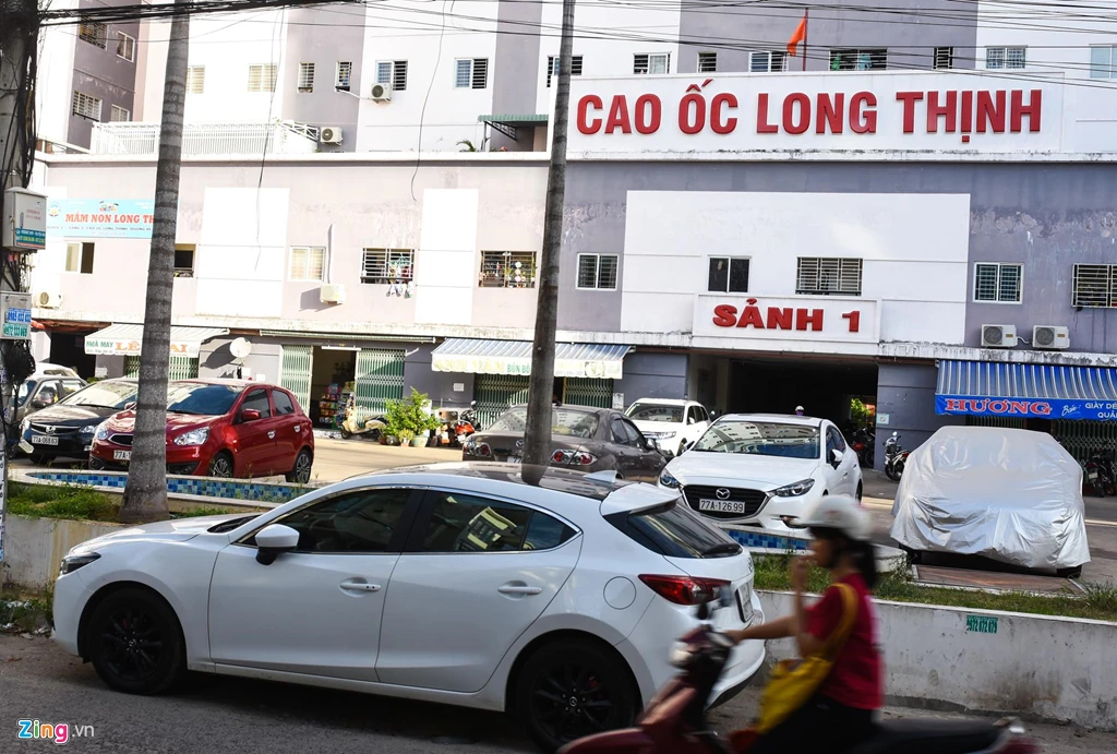 Cận cảnh hàng loạt ô tô bủa vây chung cư dành cho người thu nhập thấp 