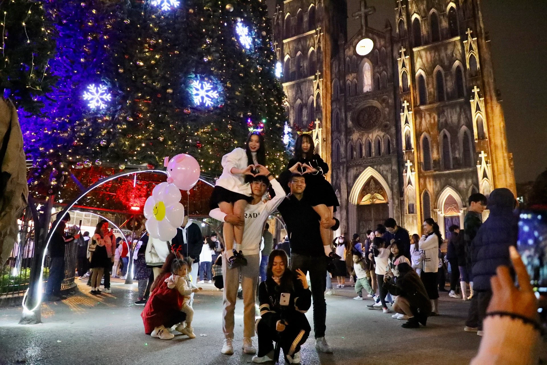 Nhà thờ Lớn Hà Nội lộng lẫy, chật kín người tới “sống ảo”