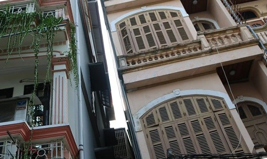 Cận cảnh ngôi nhà nghiêng chờ sập ngay giữa Hà Nội