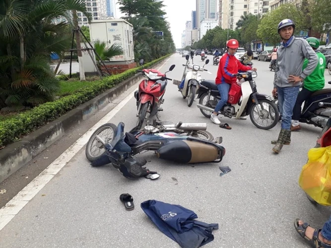 Nam phóng viên dùng xe máy ngăn cản hai tên cướp đang bỏ chạy