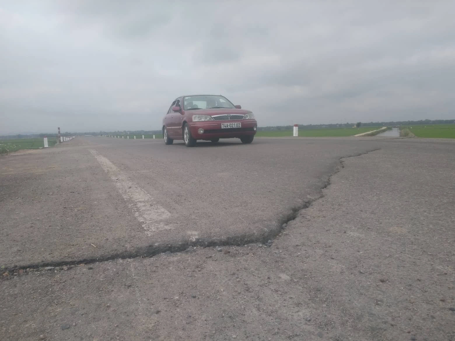 Cận cảnh đường tránh lũ 600 tỷ đồng nứt toác ở Quảng Trị