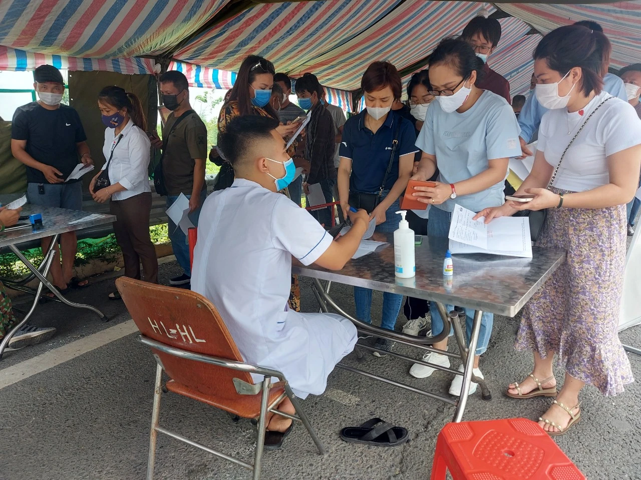 Thiếu giấy thông hành COVID-19, nhiều người "mắc kẹt" tại cầu Bạch Đằng