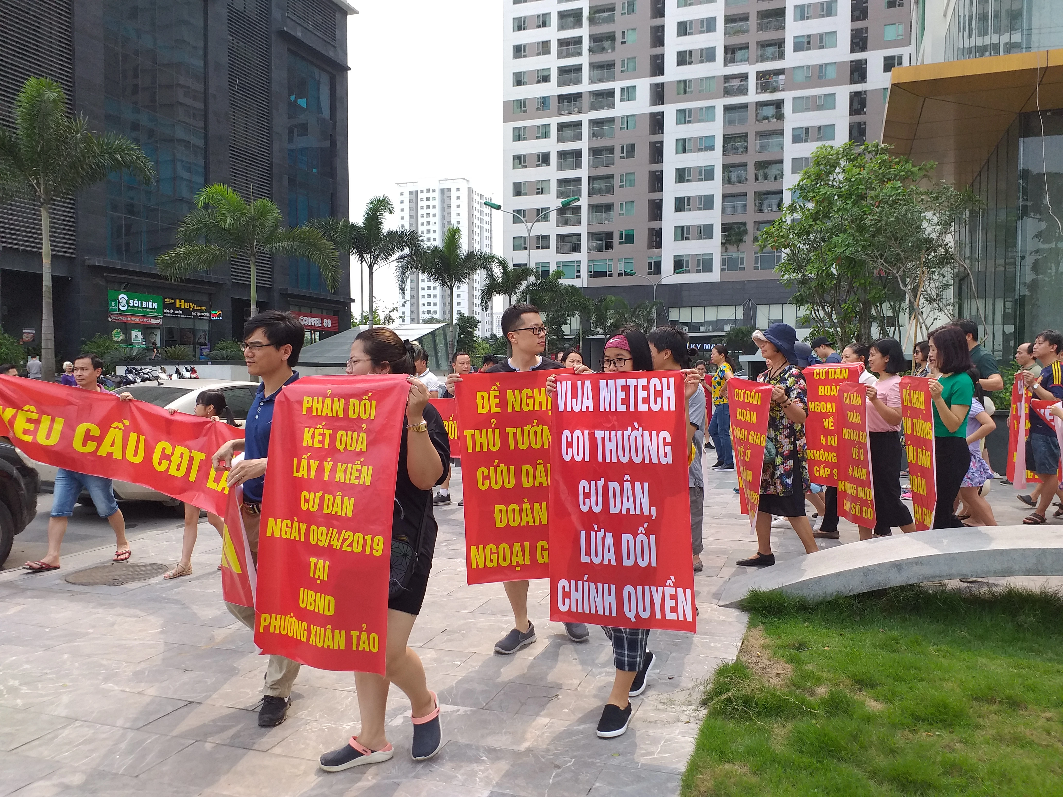 Hancorp xẻ đất xây bệnh viện, cư dân Ngoại Giao Đoàn lại xuống đường phản đối