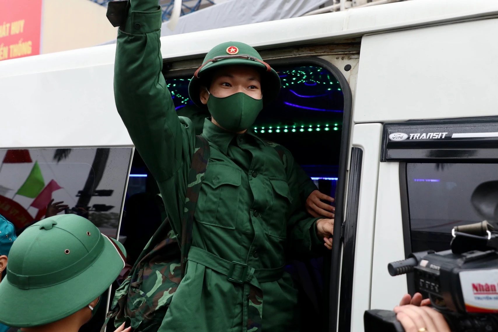 Bí thư Thành ủy Đinh Tiến Dũng động viên tân binh lên đường nhập ngũ