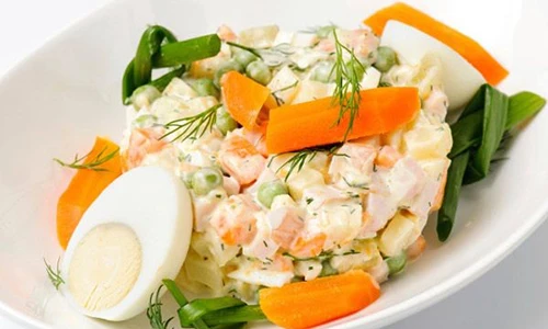 Top thủ phạm khiến bạn không thể giảm cân trong món salad