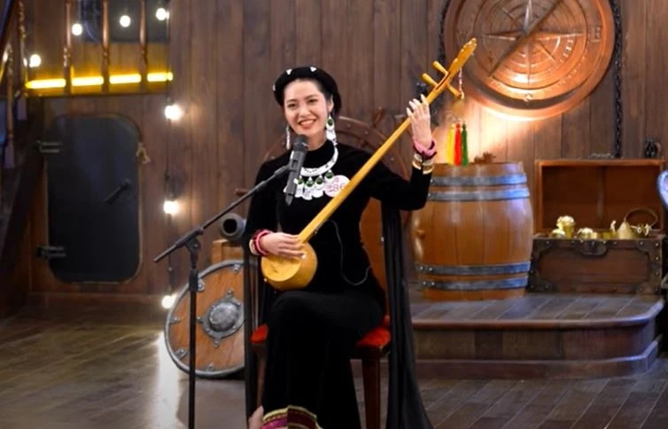 Người đẹp dân tộc Tày mặc áo dài hở lưng