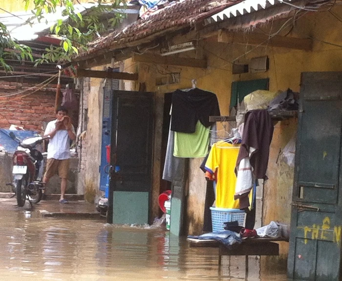 Cám cảnh lũ lụt ở những khu nhà trọ nghèo Hà Nội
