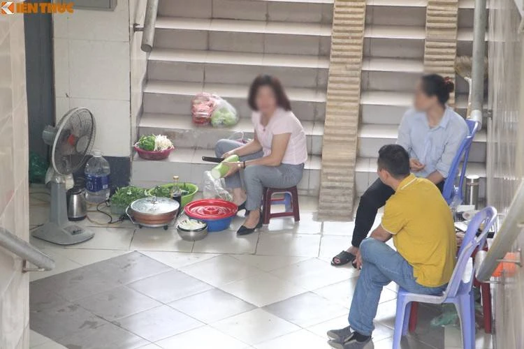 Dân nấu lẩu dưới đường hầm đi bộ nghìn tỷ ở Hà Nội