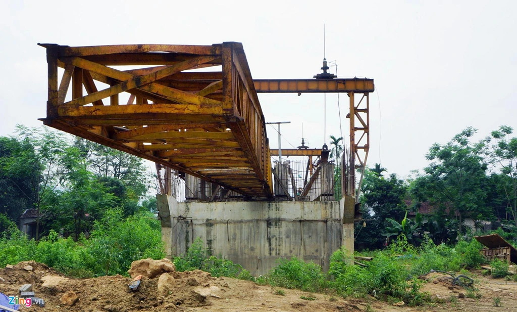 Cầu 130 tỷ vào suối cá thần ngổn ngang, dang dở sau 8 năm thi công