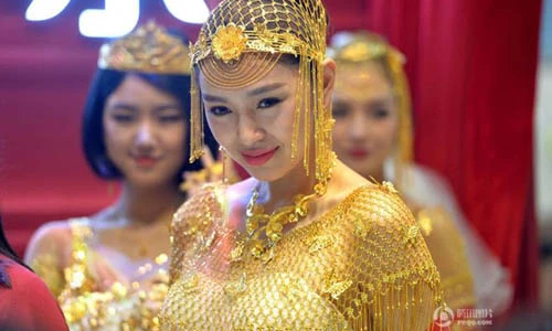 Chiêm ngưỡng áo cưới làm từ vàng ròng cực độc đáo