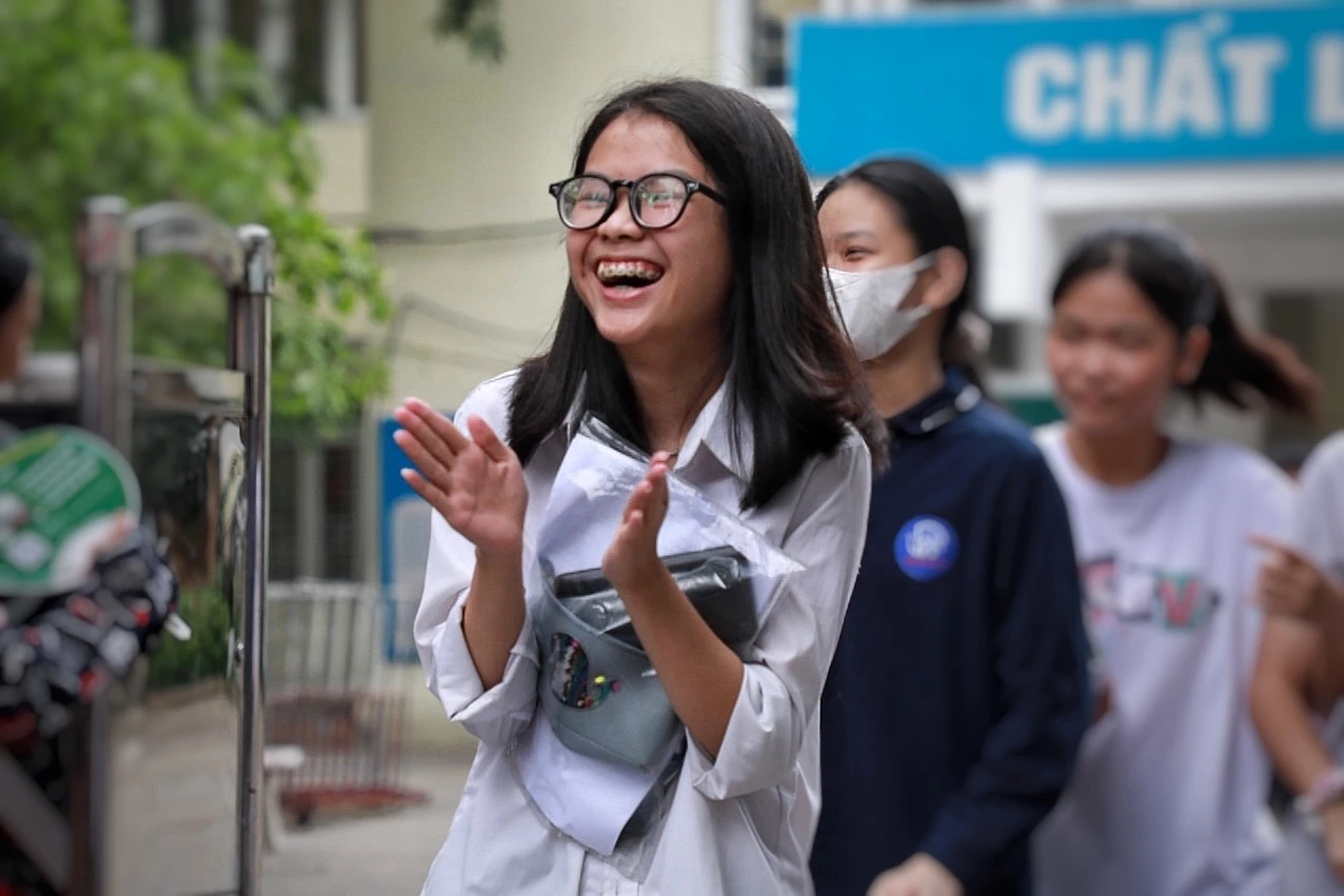 Kết thúc thi vào lớp 10 Hà Nội: Phụ huynh, học sinh vỡ òa cảm xúc