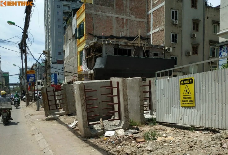 Cận cảnh con đường như bãi chiến trường giữa Hà Nội