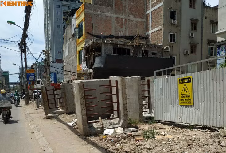 Cận cảnh con đường như bãi chiến trường giữa Hà Nội