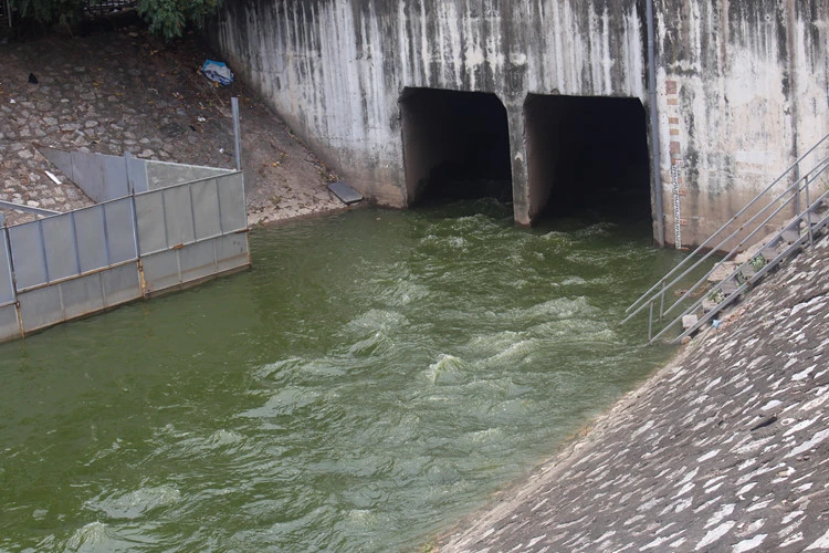 Nước sông Tô Lịch bất ngờ đổi màu, người dân tròn mắt đổ ra xem