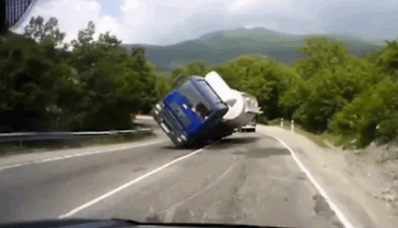 Video: Vào cua thiếu tinh tế, xe bồn lật nghiêng, xe ngược chiều "hứng trọn"