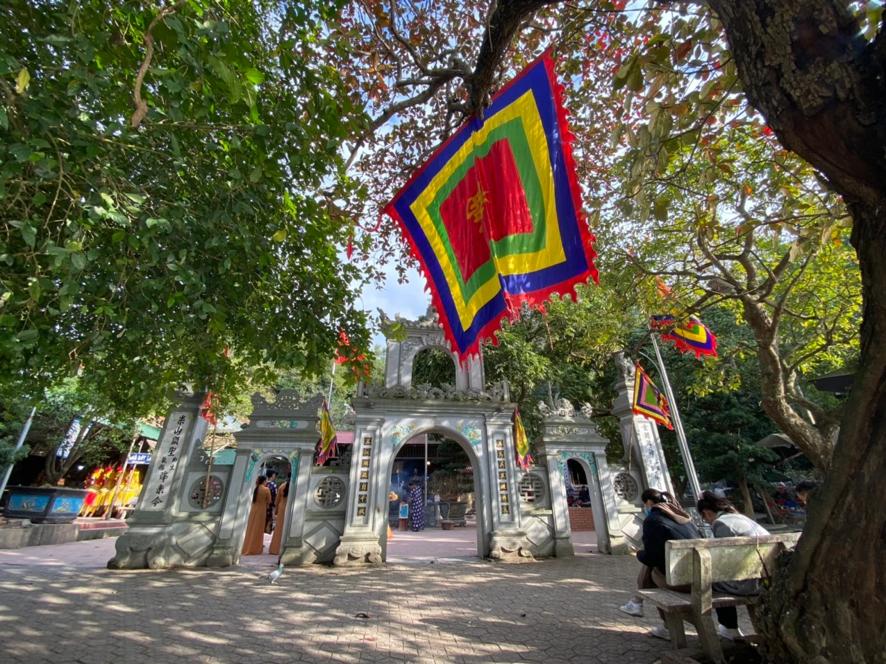  Linh thiêng ngôi đền Chợ Củi bên dòng sông Lam