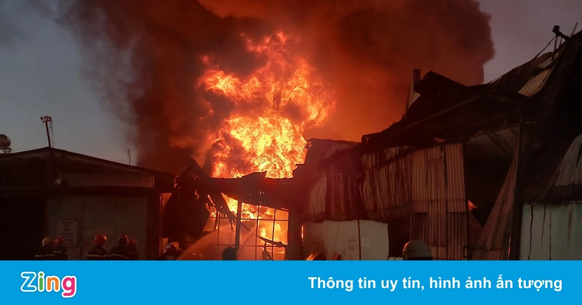 Hơn 20 xe chữa cháy dập lửa kho vật tư rộng 500 m2 ở Đà Nẵng