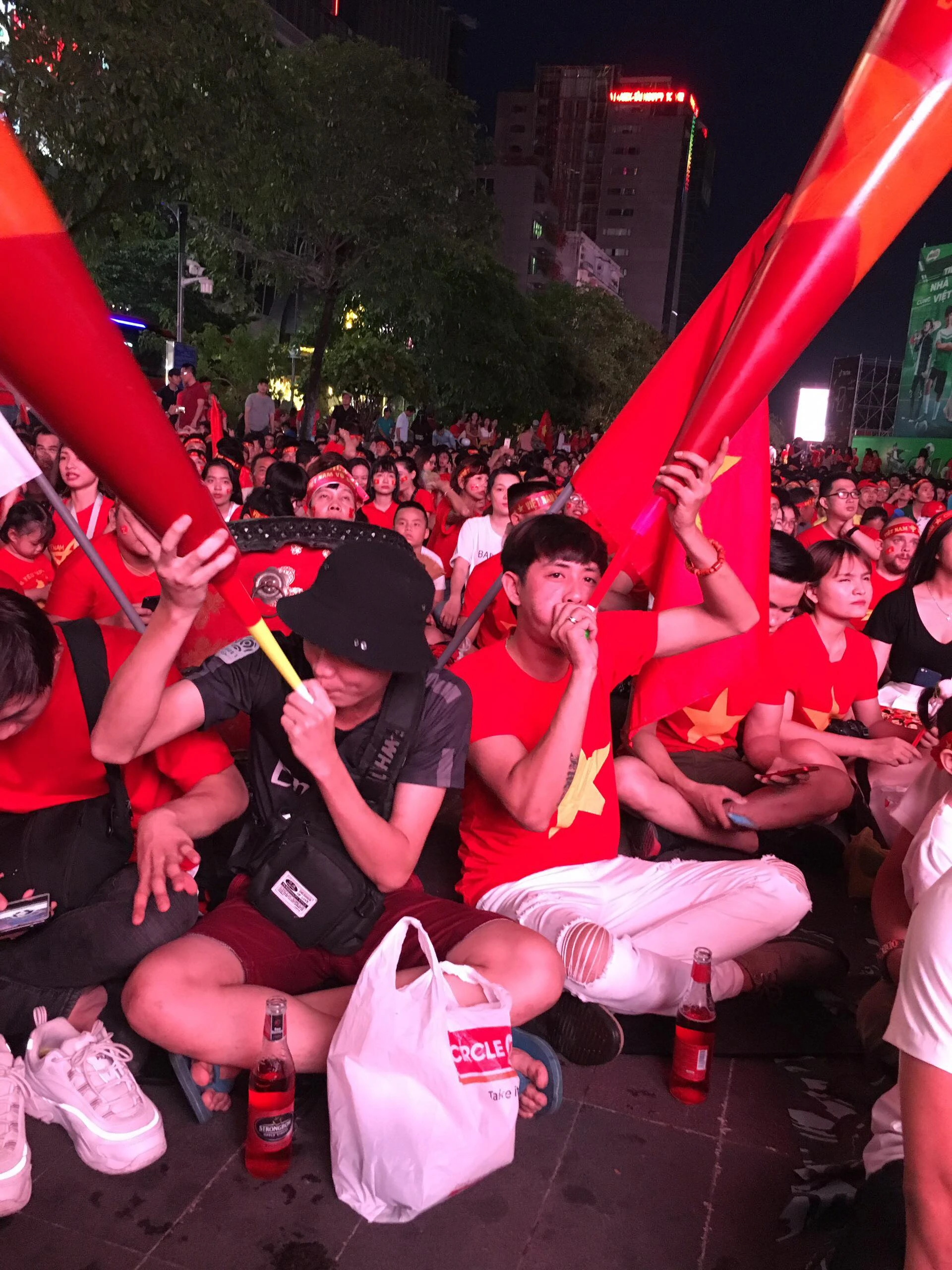 Người dân TP HCM đội mưa cổ vũ ĐT Việt Nam