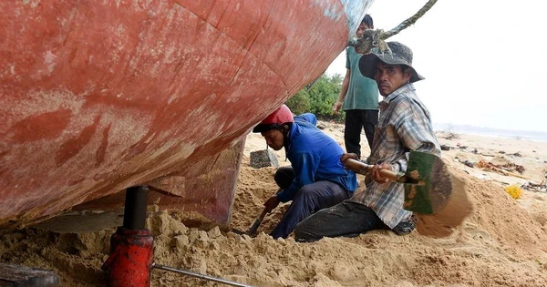 Giải cứu loạt tàu chìm, mắc cạn ven bờ biển Phú Yên