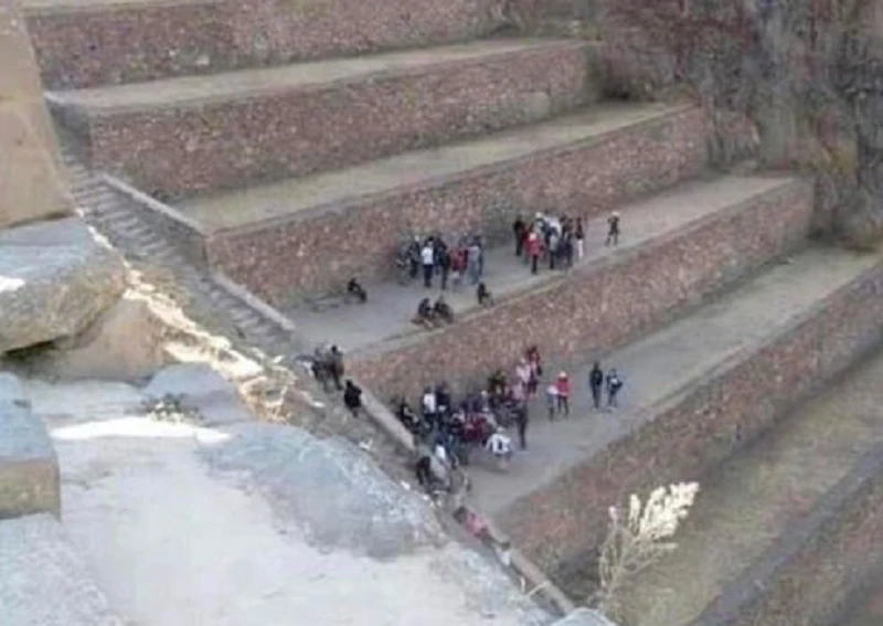 Sự thật ngỡ ngàng bậc thang dành cho người khổng lồ trên Trái Đất