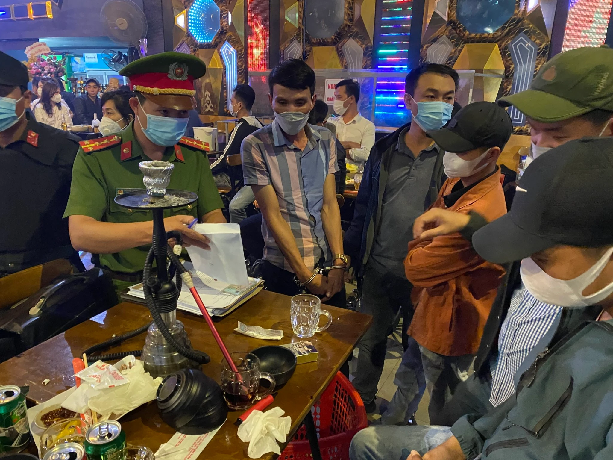 Hàng chục trai xinh, gái đẹp phê ma túy trong Pub Beer Century