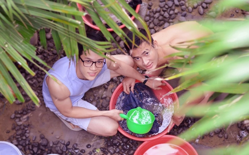 Bộ ảnh gây xúc động mạnh về gia đình đồng tính ở VN 