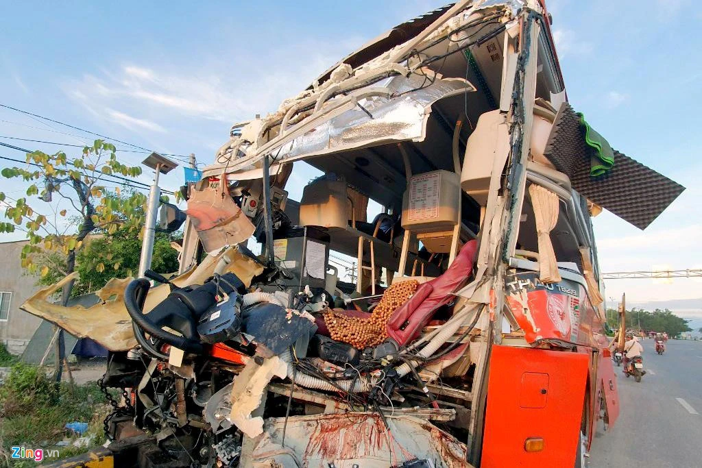 Đầu xe khách Phương Trang nát bét, hành khách la hét hoảng loạn