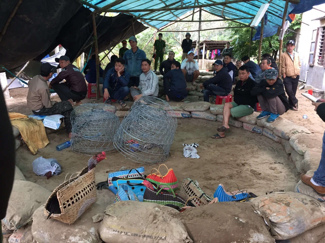 Cảnh sát Đà Nẵng phát hiện 23 người đàn ông quây quanh 2 con gà