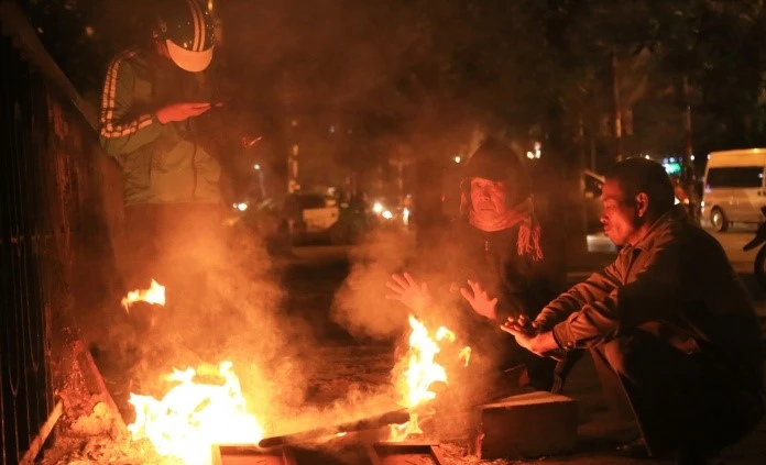 Hà Nội: Người lao động đốt lửa chống chọi với rét dưới 10 độ C