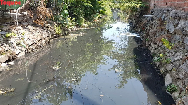 Hãi hùng nhìn dòng nước đen ngòm trên kênh Khe Cạn