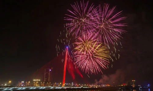 Video pháo hoa rực rỡ bừng sáng bầu trời Đà Nẵng