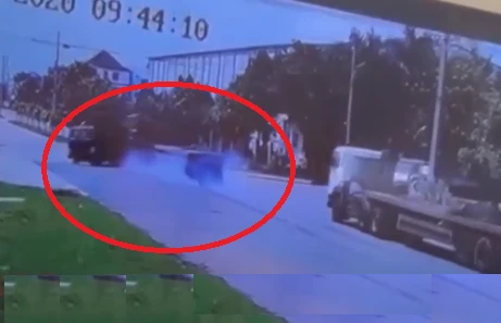 Video: Xe container tông ôtô quân đội