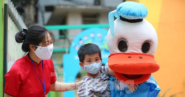 Ngày đầu trẻ mầm non Hà Nội trở lại trường: Người khóc mếu, người cười vui