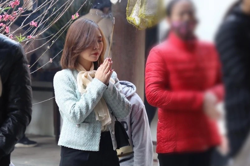 Sắm lễ cầu tình duyên ngày Valentine ở chùa Hà, đừng quên hoa hồng