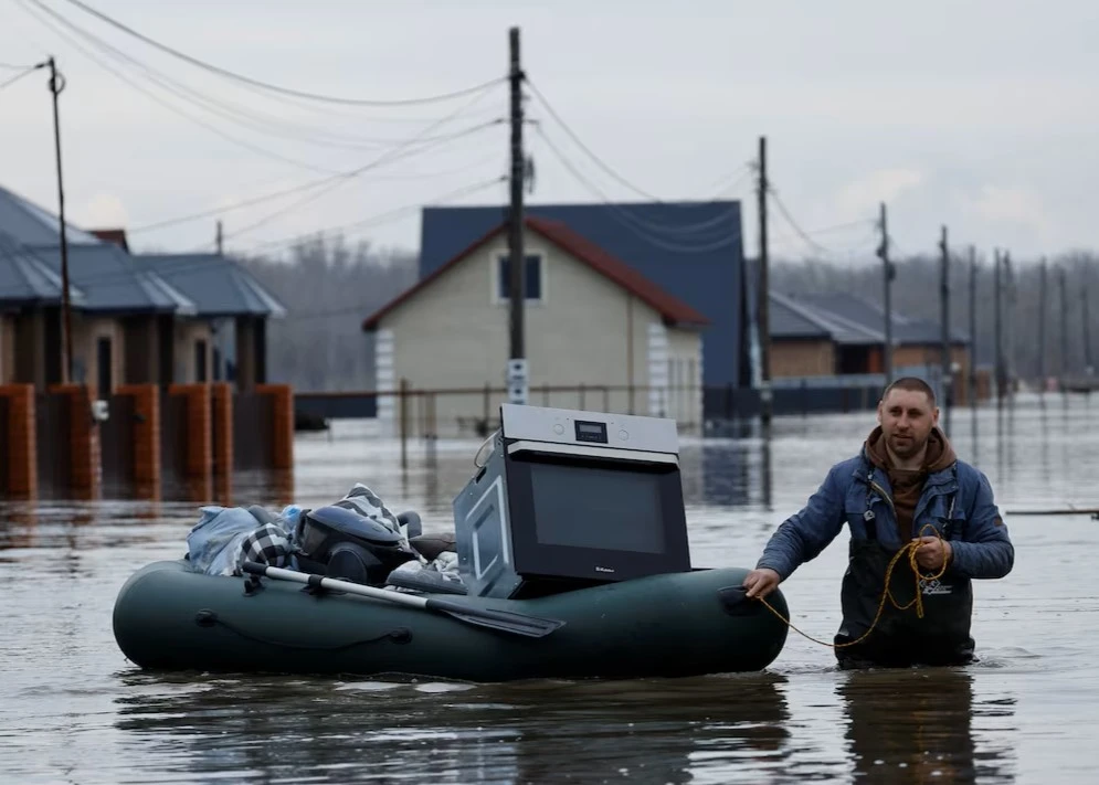 Cảnh người dân Nga sơ tán trong đợt lũ kinh hoàng vì vỡ đê