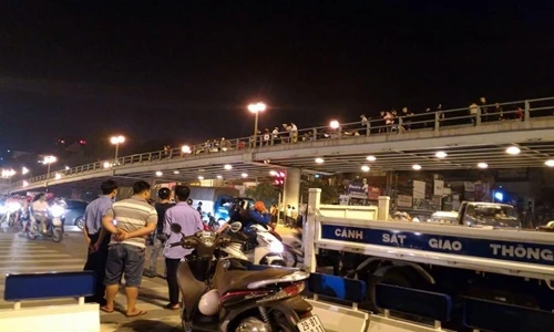 Hiện trường “taxi điên” đâm hàng loạt xe máy trên cầu vượt Thái Hà