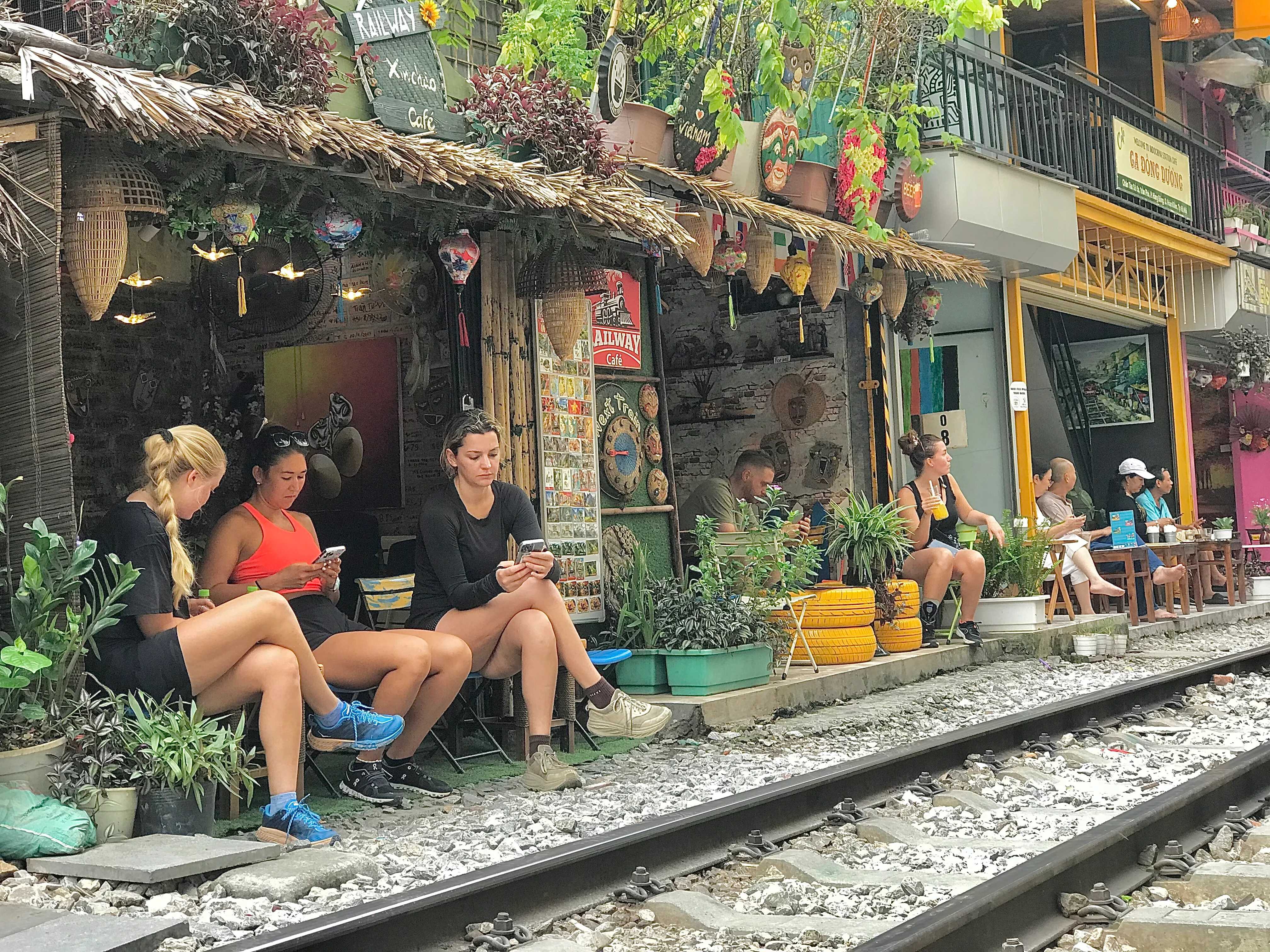 Toàn cảnh phố cafe đường Tàu ngày đầu bị rào chắn