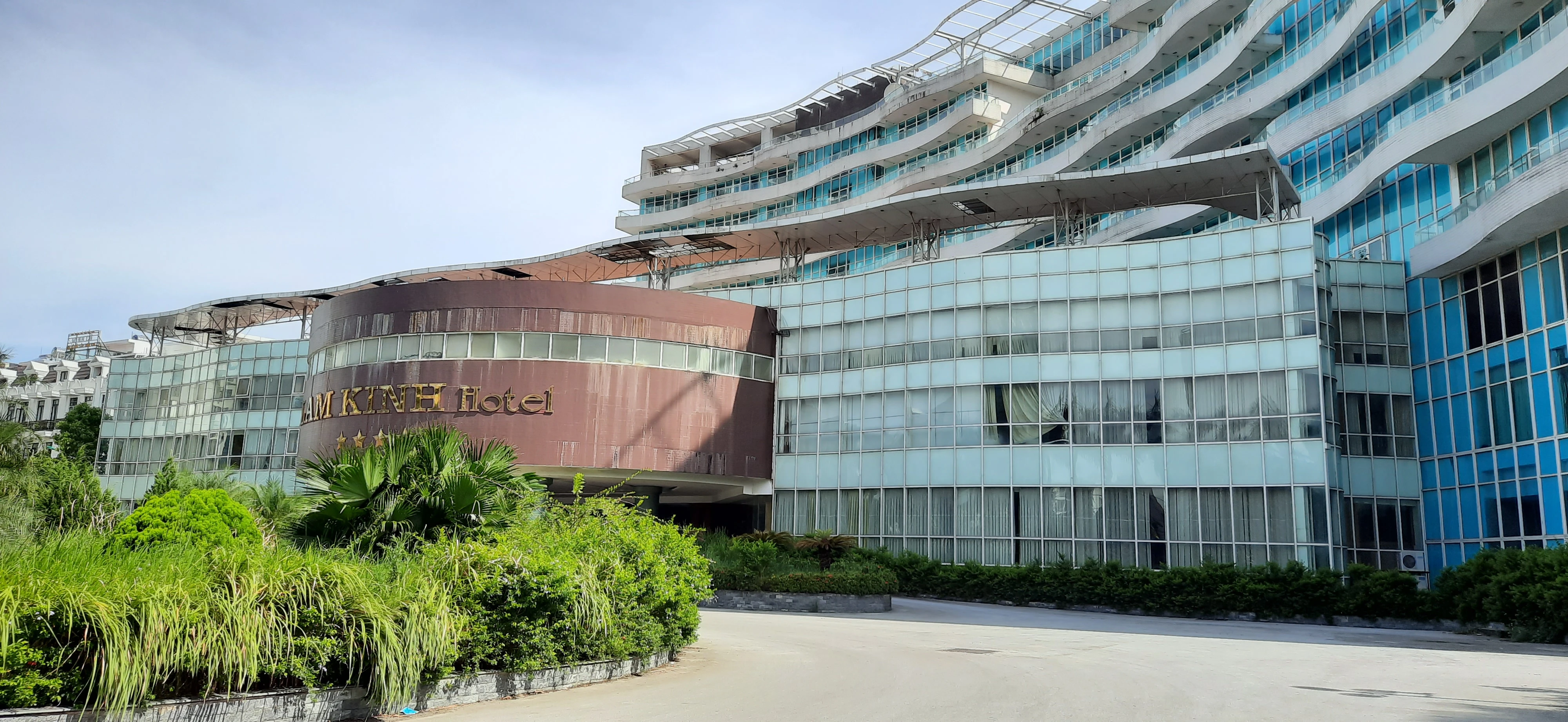 Khách sạn 500 tỷ ở Thanh Hóa cỏ mọc um tùm, xuống cấp nghiêm trọng