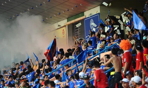 Fan ném tiền âm phủ trên khán đài V.League 2015