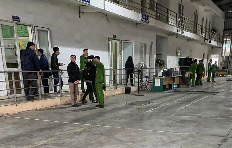 Hàng trăm xe xếp hàng tại TT đăng kiểm 29-08D trước khi bị khám xét