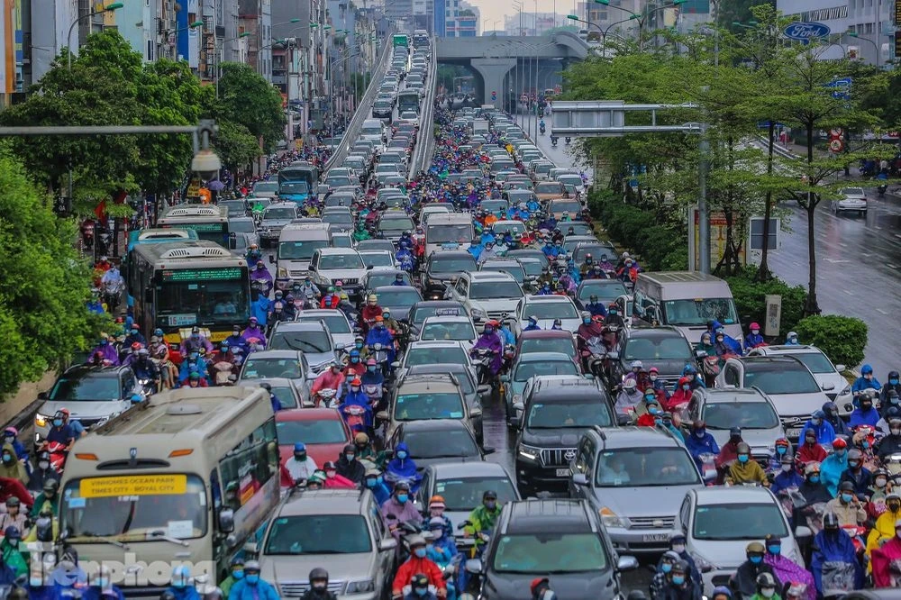 Trời mưa, đường Hà Nội ken cứng ô tô, xe máy, nhích từng chút một